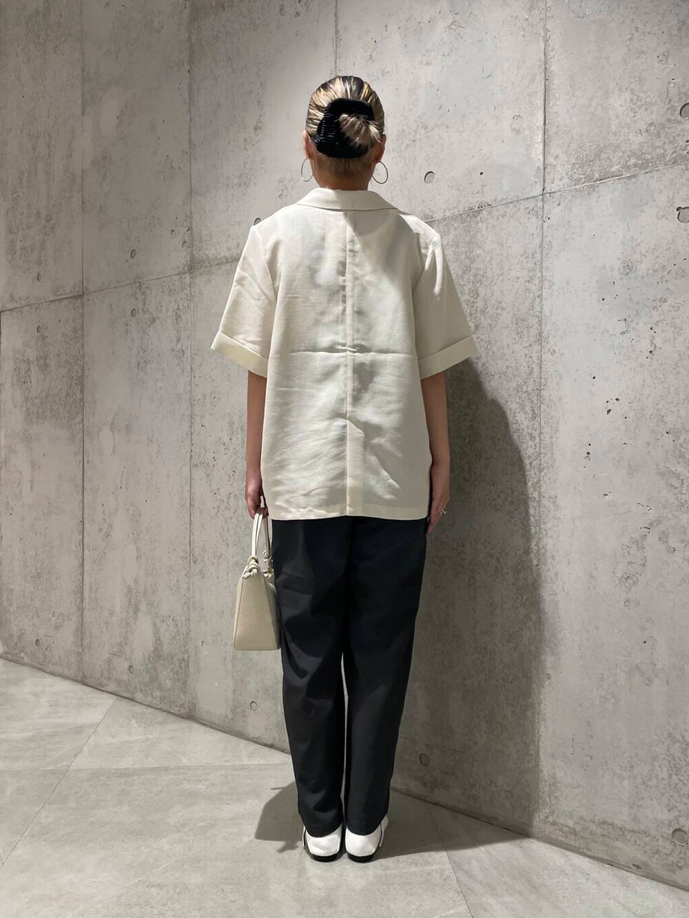 ホワイト系のショルダーバッグ、ホワイト系のその他シューズ、ホワイト系のタンクトップを着用したレディースの夏コーディネートの3枚目の写真