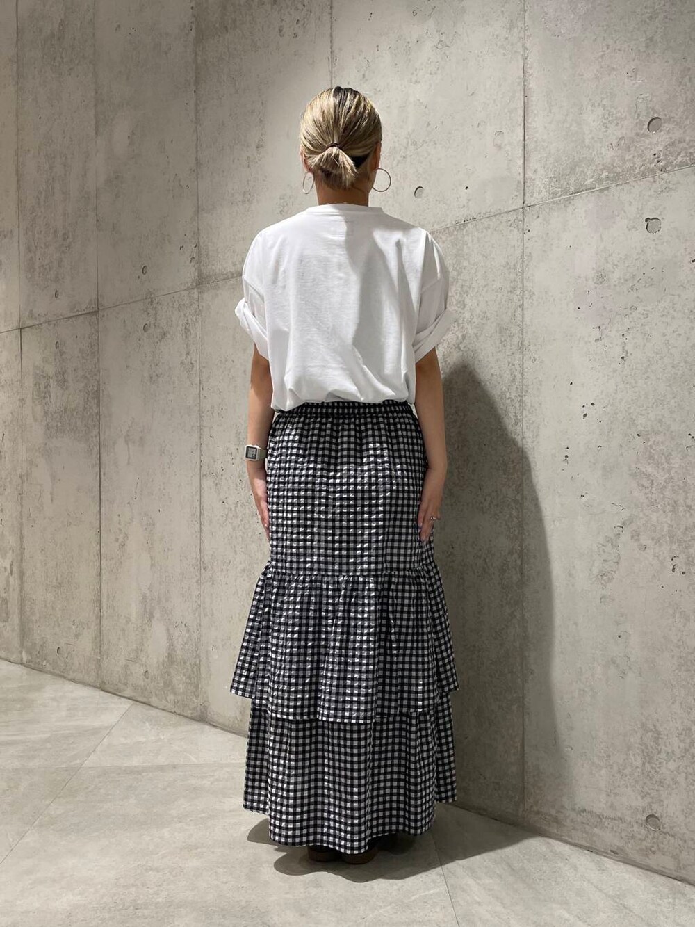 その他のスカートを着用したレディースの夏コーディネートの2枚目の写真