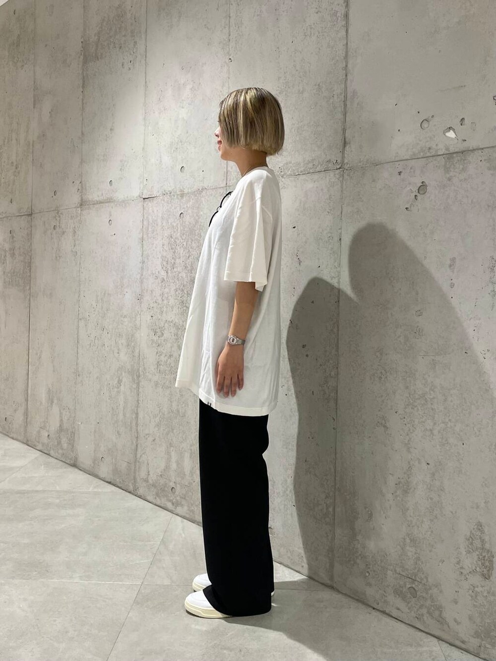 ブラック系のその他パンツ、パープル系のキャミソール、ホワイト系のTシャツ/カットソーを着用したレディースの夏コーディネートの2枚目の写真