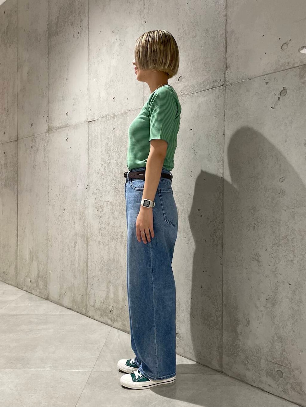 グリーン系のスニーカー、ブルー系のデニムパンツ、グリーン系のTシャツ/カットソーを着用したレディースの夏コーディネートの2枚目の写真