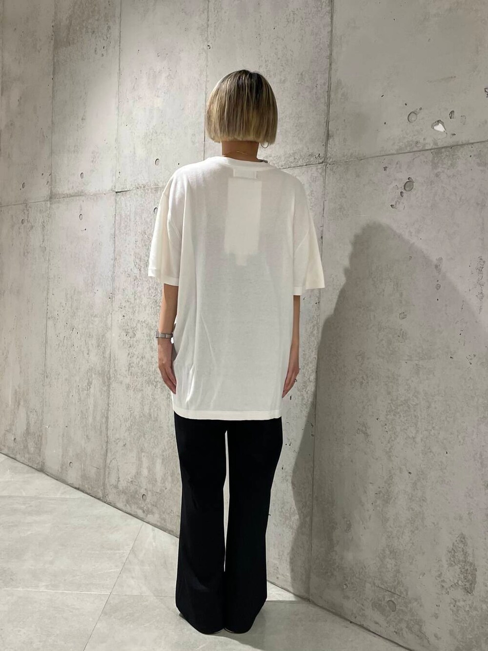 ブラック系のその他パンツ、パープル系のキャミソール、ホワイト系のTシャツ/カットソーを着用したレディースの夏コーディネートの3枚目の写真