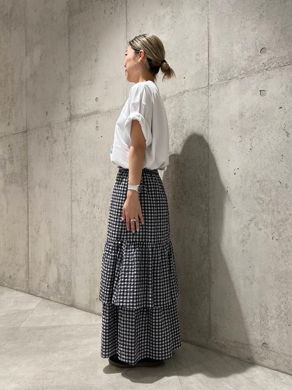 その他のスカートを着用したレディースの夏コーディネートの3枚目の写真