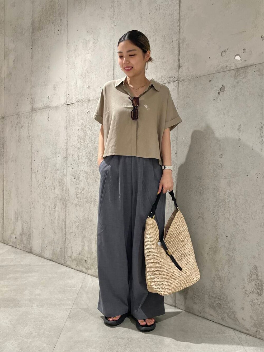 ベージュ系のショルダーバッグ、グレー系のその他パンツ、ベージュ系のシャツ/ブラウスを着用したレディースの夏コーディネートの2枚目の写真