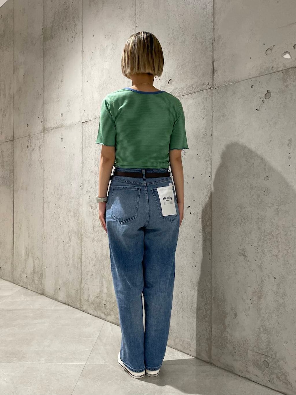 グリーン系のスニーカー、ブルー系のデニムパンツ、グリーン系のTシャツ/カットソーを着用したレディースの夏コーディネートの3枚目の写真