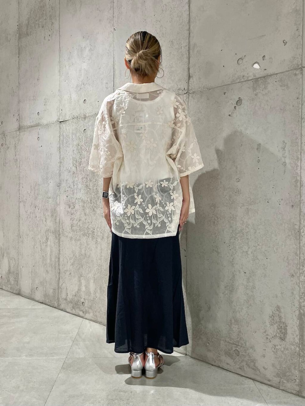 ホワイト系のタンクトップ、シルバー系のサンダル、グレー系のスカートを着用したレディースの夏コーディネートの3枚目の写真