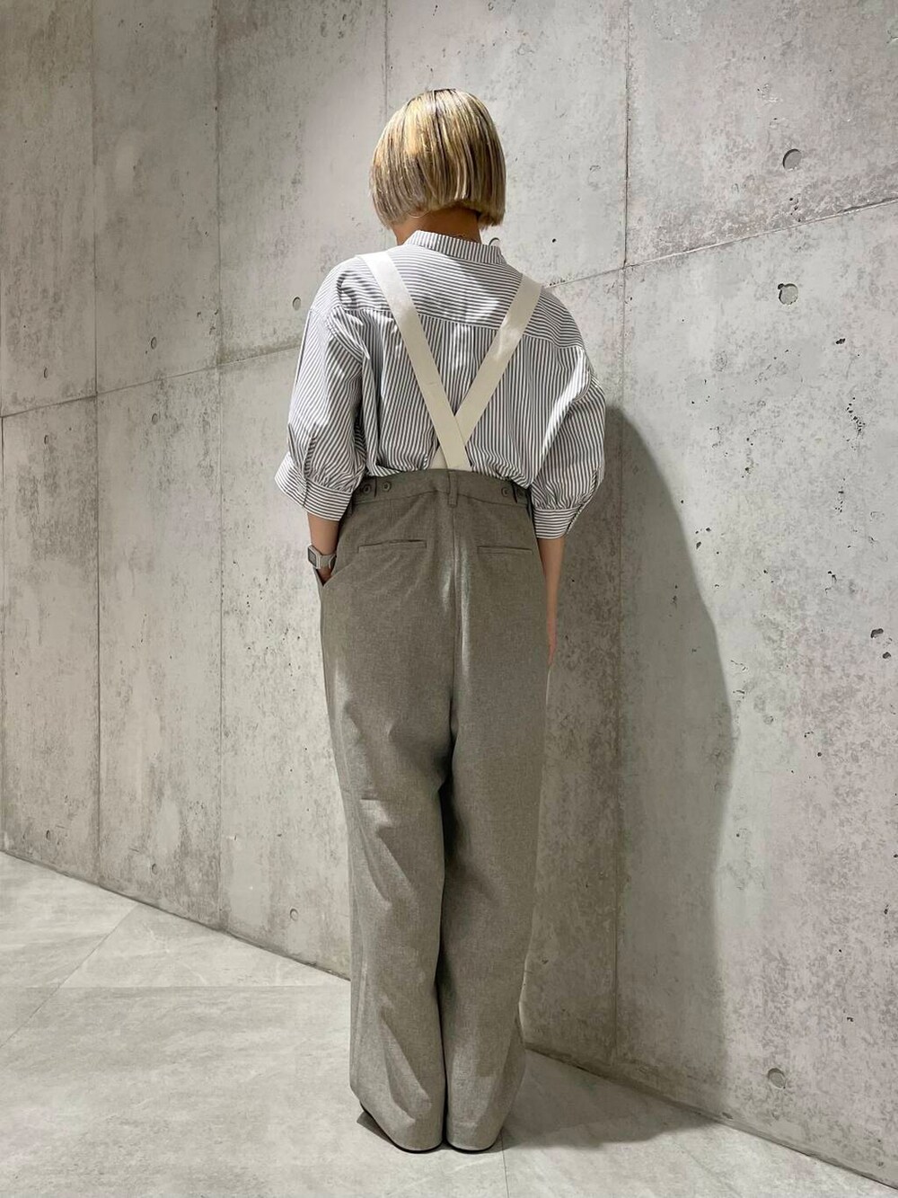 ベージュ系のその他パンツ、ベージュ系のシャツ/ブラウス、ブラック系のレインシューズを着用したレディースの夏コーディネートの3枚目の写真