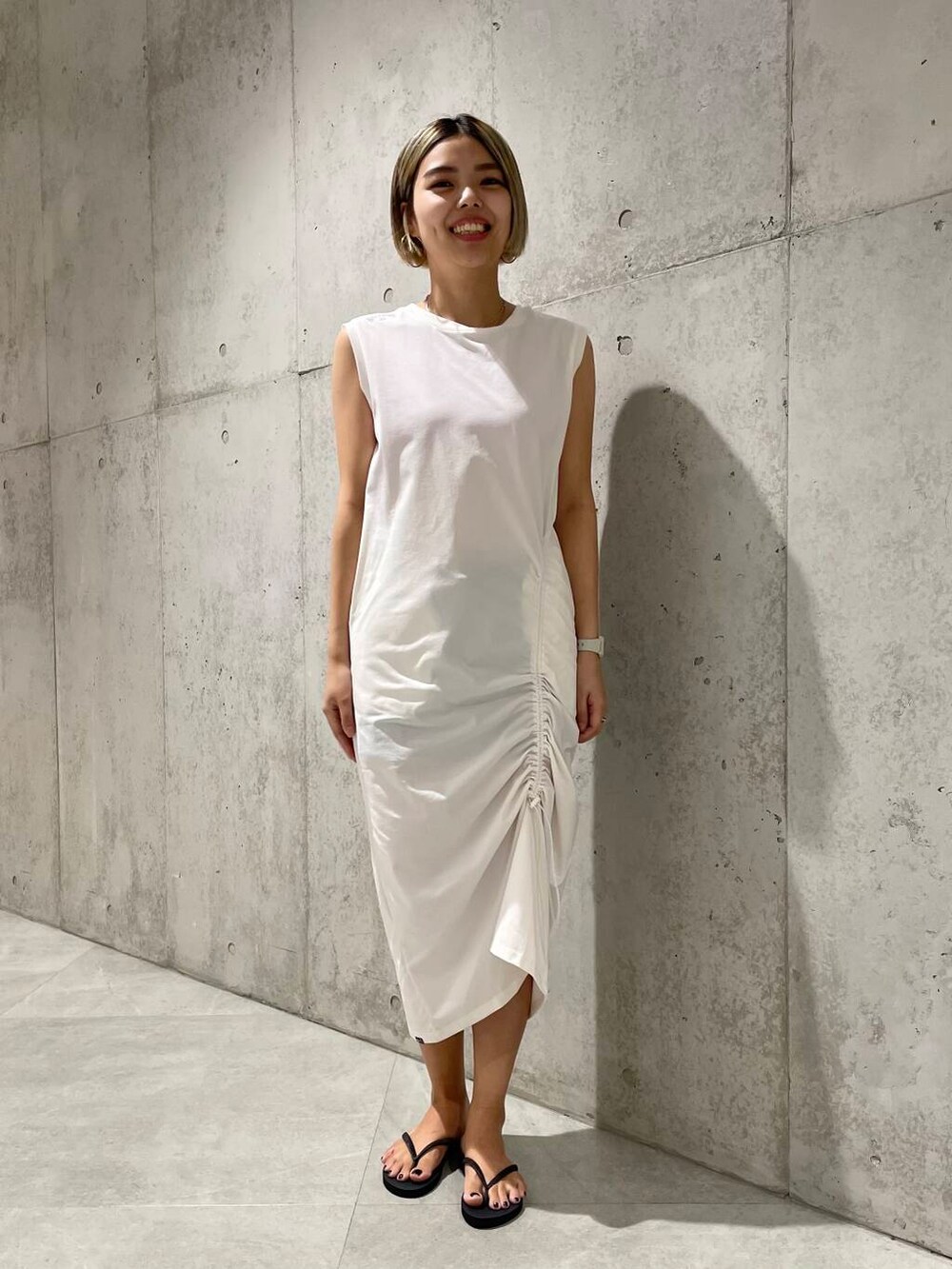 ブラック系のサンダル、ホワイト系のワンピース、ピンク系の水着を着用したレディースの夏コーディネートの2枚目の写真