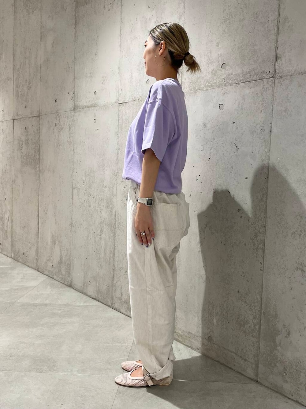 ホワイト系のその他シューズ、ホワイト系のその他パンツ、ホワイト系のタンクトップを着用したレディースの夏コーディネートの3枚目の写真