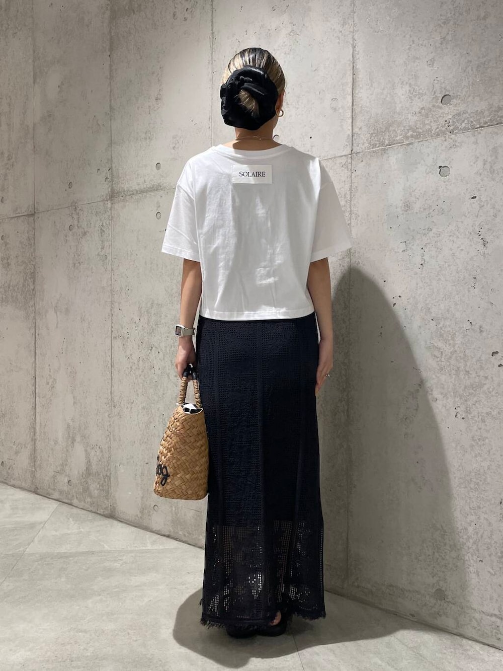 その他のかごバッグ、ホワイト系のTシャツ/カットソー、グレー系のスカートを着用したレディースの夏コーディネートの3枚目の写真