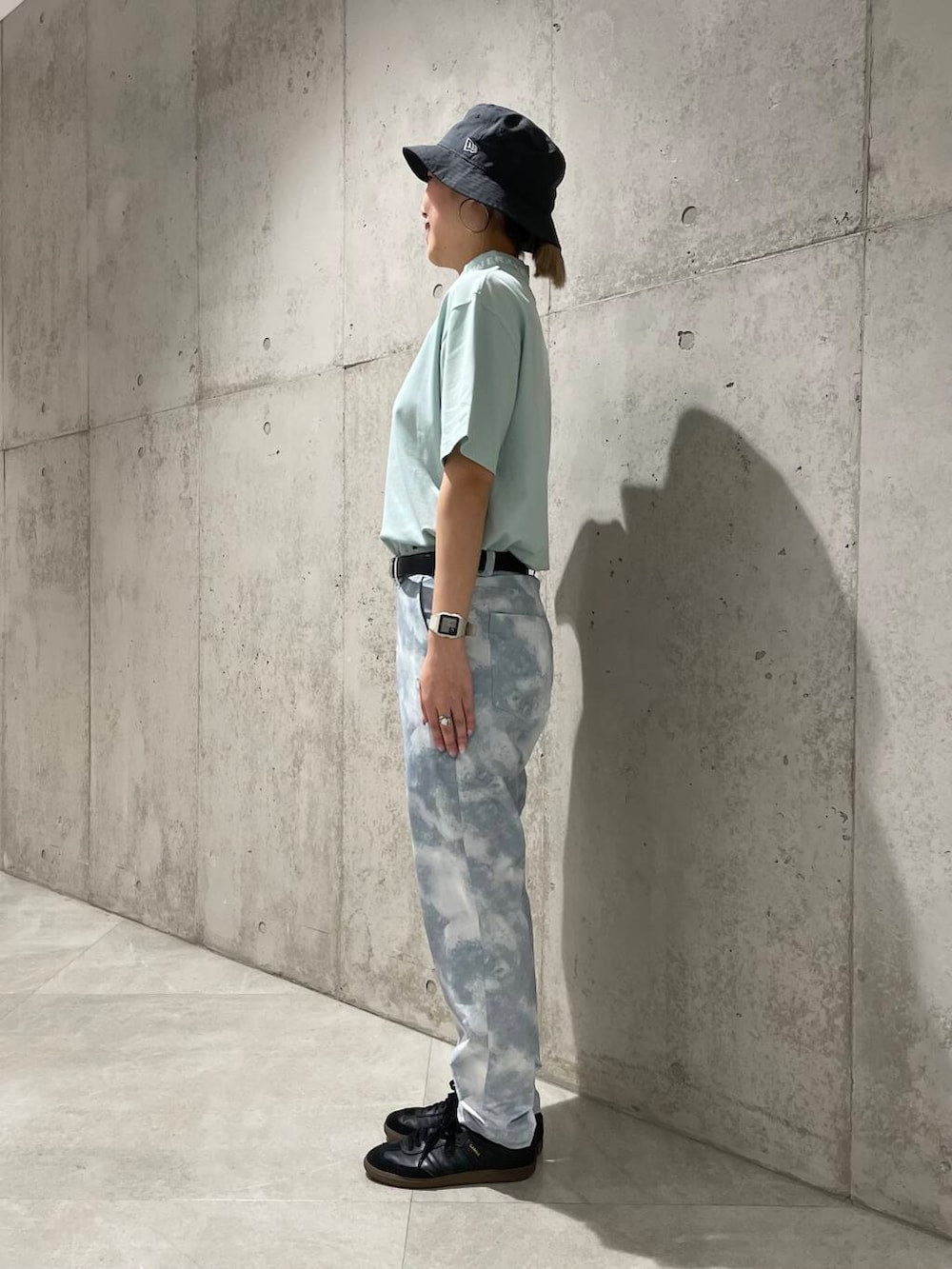 ブルー系のTシャツ/カットソー、その他のその他パンツ、グレー系のハットを着用したレディースの春コーディネートの2枚目の写真