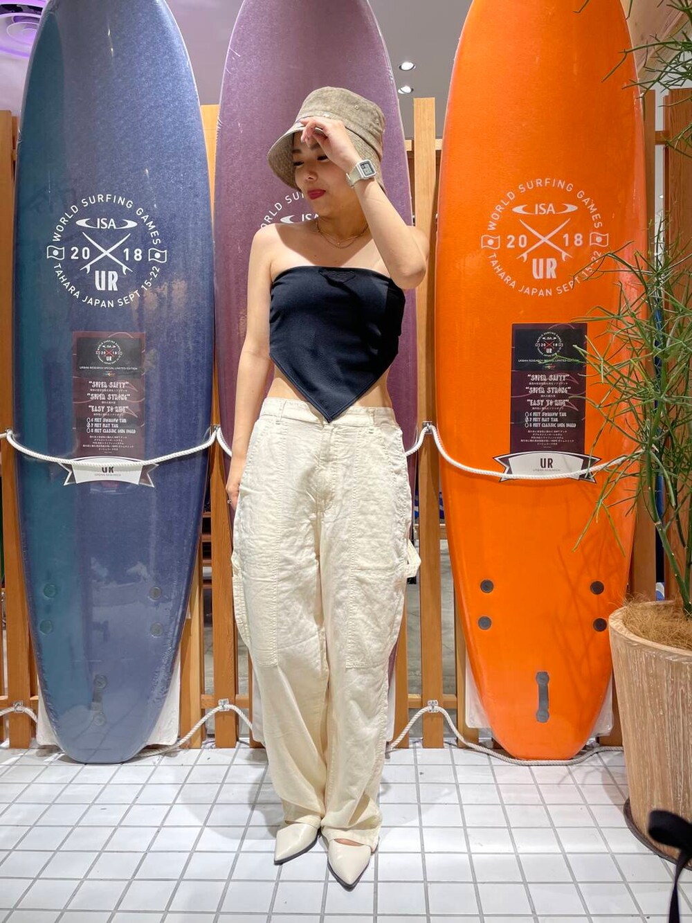 ホワイト系のその他パンツ、ベージュ系のハットを着用したレディースの夏コーディネートの2枚目の写真