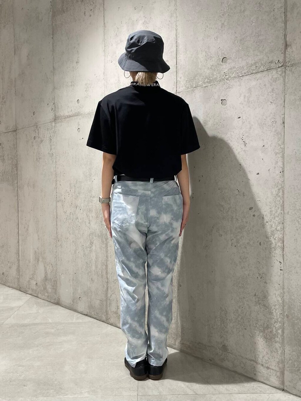 ブラック系のTシャツ/カットソー、その他のその他パンツ、グレー系のハットを着用したレディースの春コーディネートの3枚目の写真
