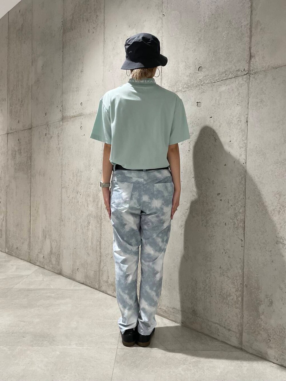 ブルー系のTシャツ/カットソー、その他のその他パンツ、グレー系のハットを着用したレディースの春コーディネートの3枚目の写真