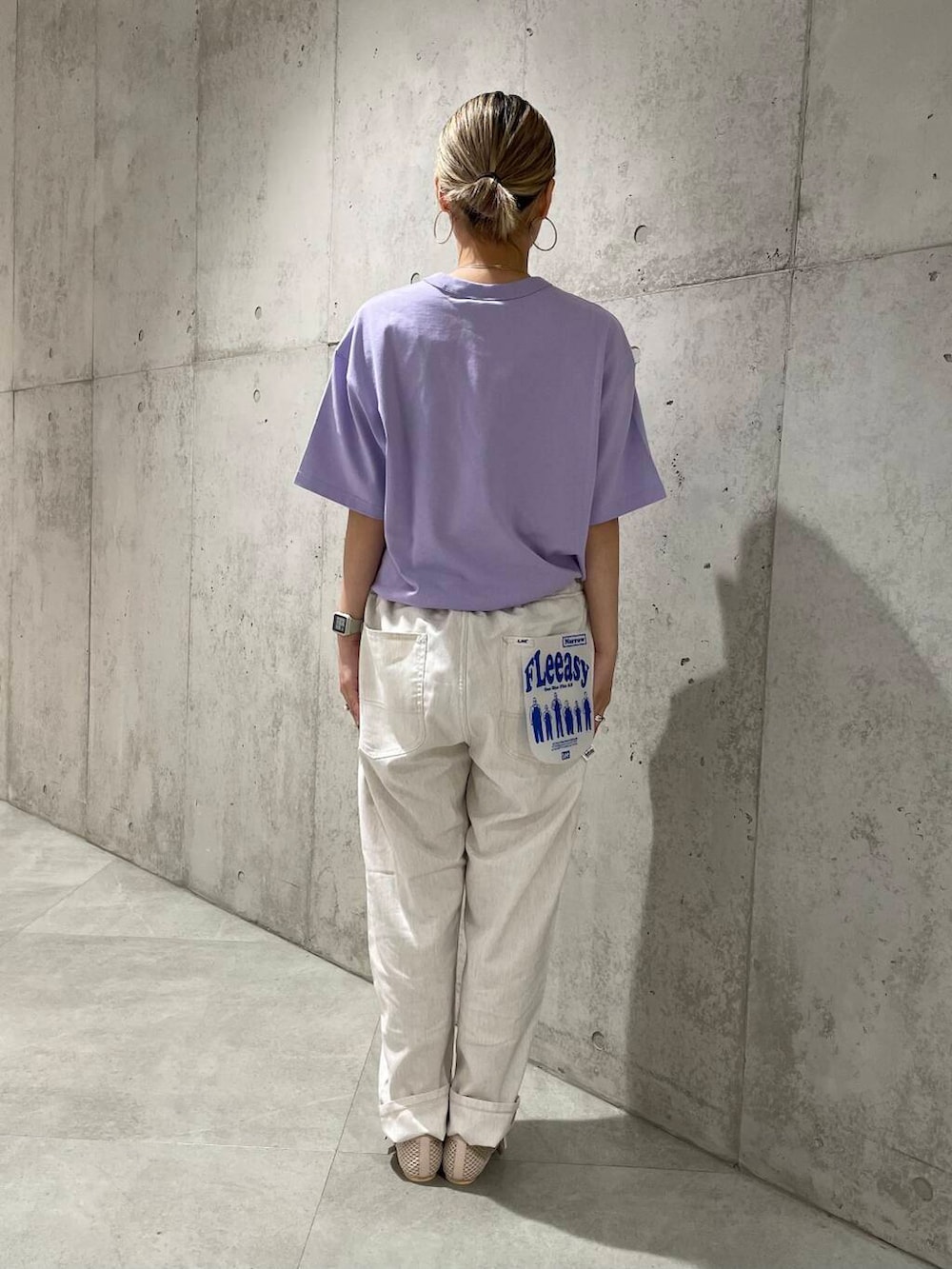 ホワイト系のその他シューズ、ホワイト系のその他パンツ、ホワイト系のタンクトップを着用したレディースの夏コーディネートの4枚目の写真