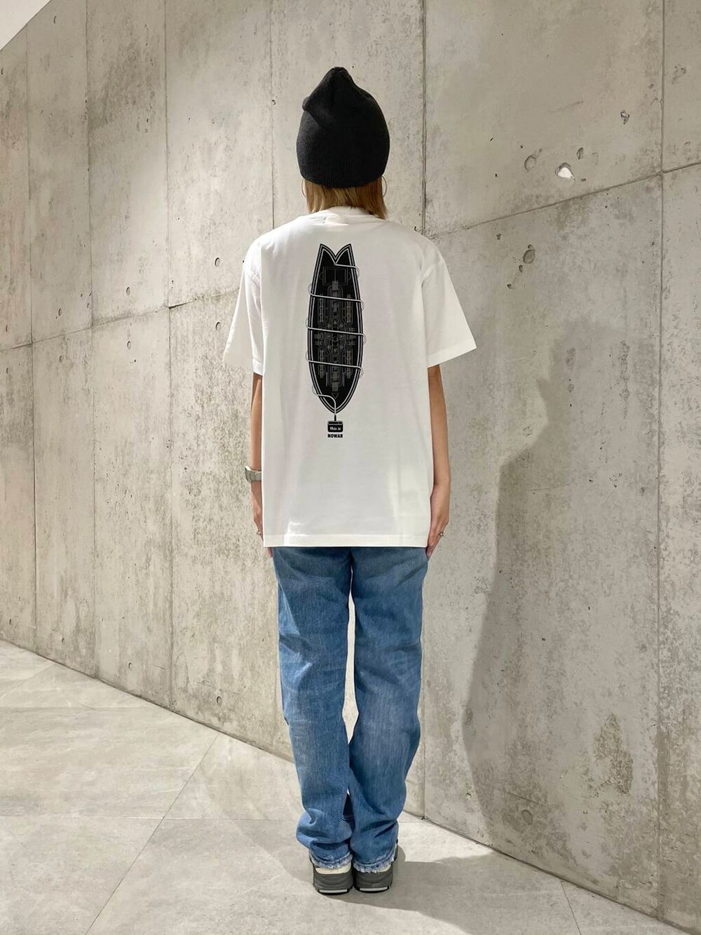 ブルー系のデニムパンツ、ブラック系のタンクトップ、ベージュ系のショルダーバッグを着用したレディースの春コーディネートの9枚目の写真