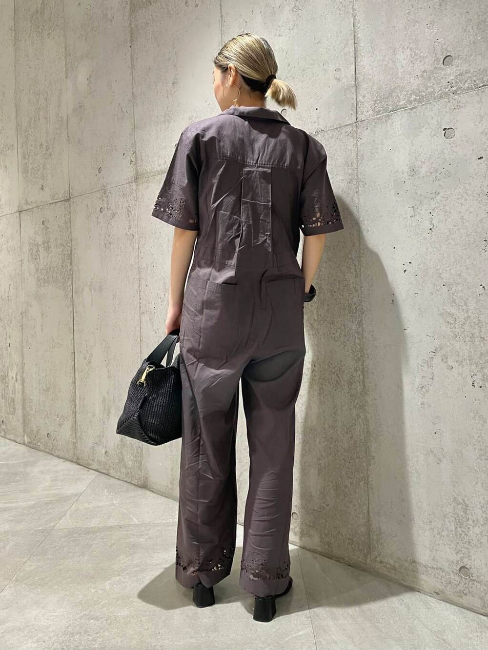 ブラウン系のサロペット/オーバーオールを着用したレディースの春コーディネートの3枚目の写真