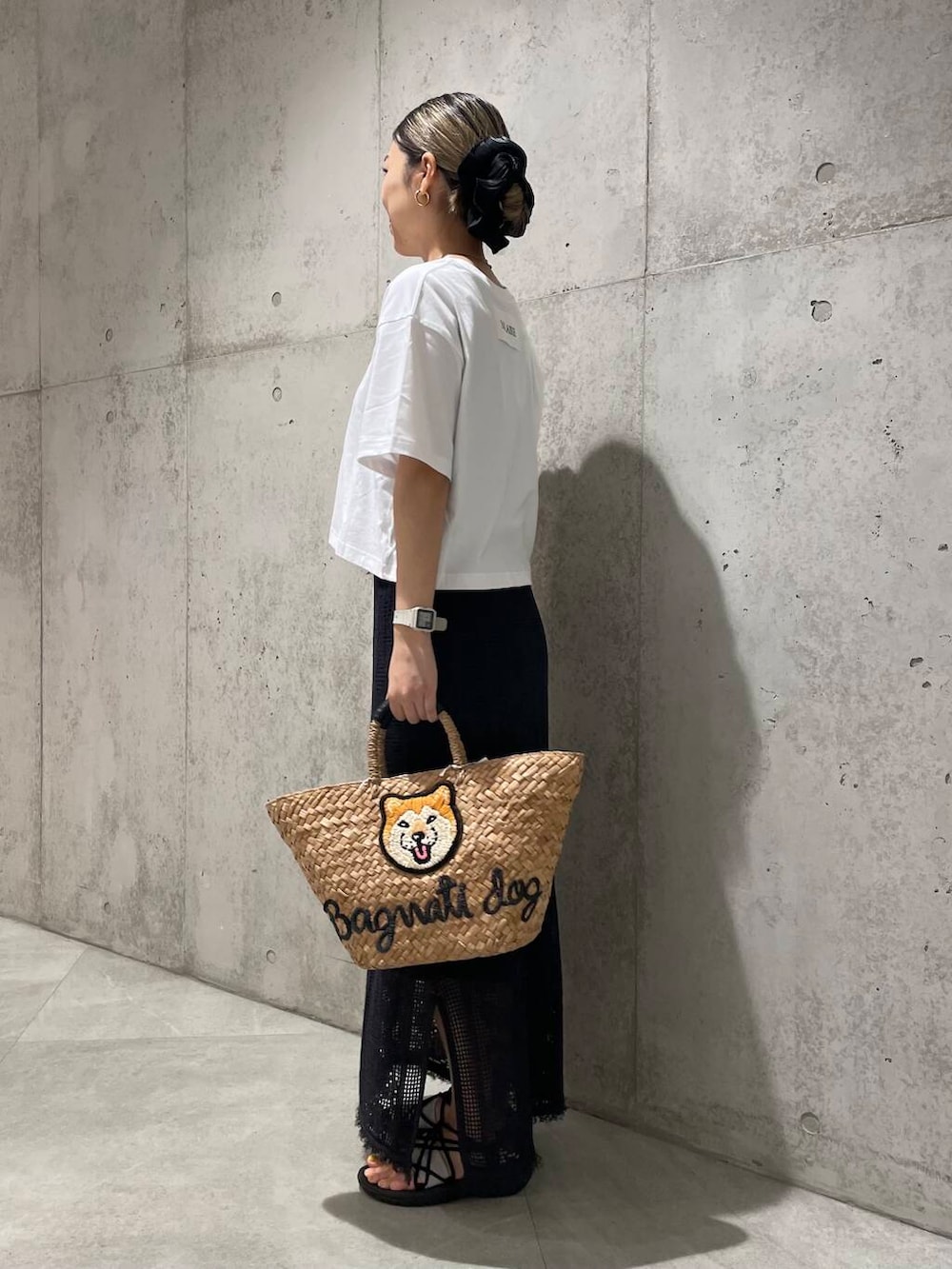 その他のかごバッグ、ホワイト系のTシャツ/カットソー、グレー系のスカートを着用したレディースの夏コーディネートの2枚目の写真