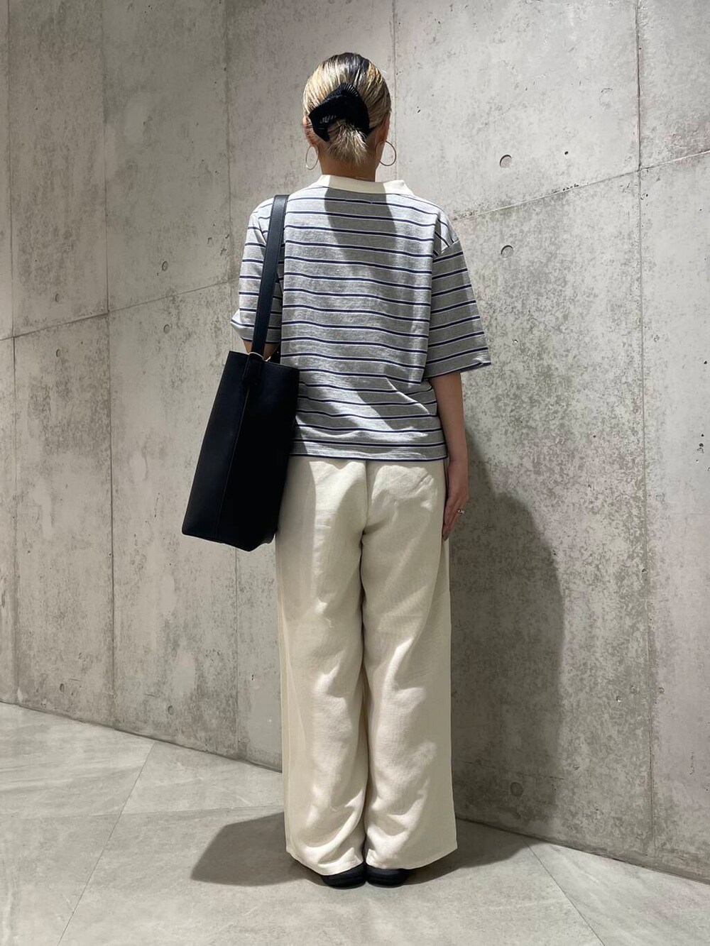 ブラック系のショルダーバッグ、ホワイト系のその他パンツ、グレー系のポロシャツを着用したレディースの夏コーディネートの3枚目の写真