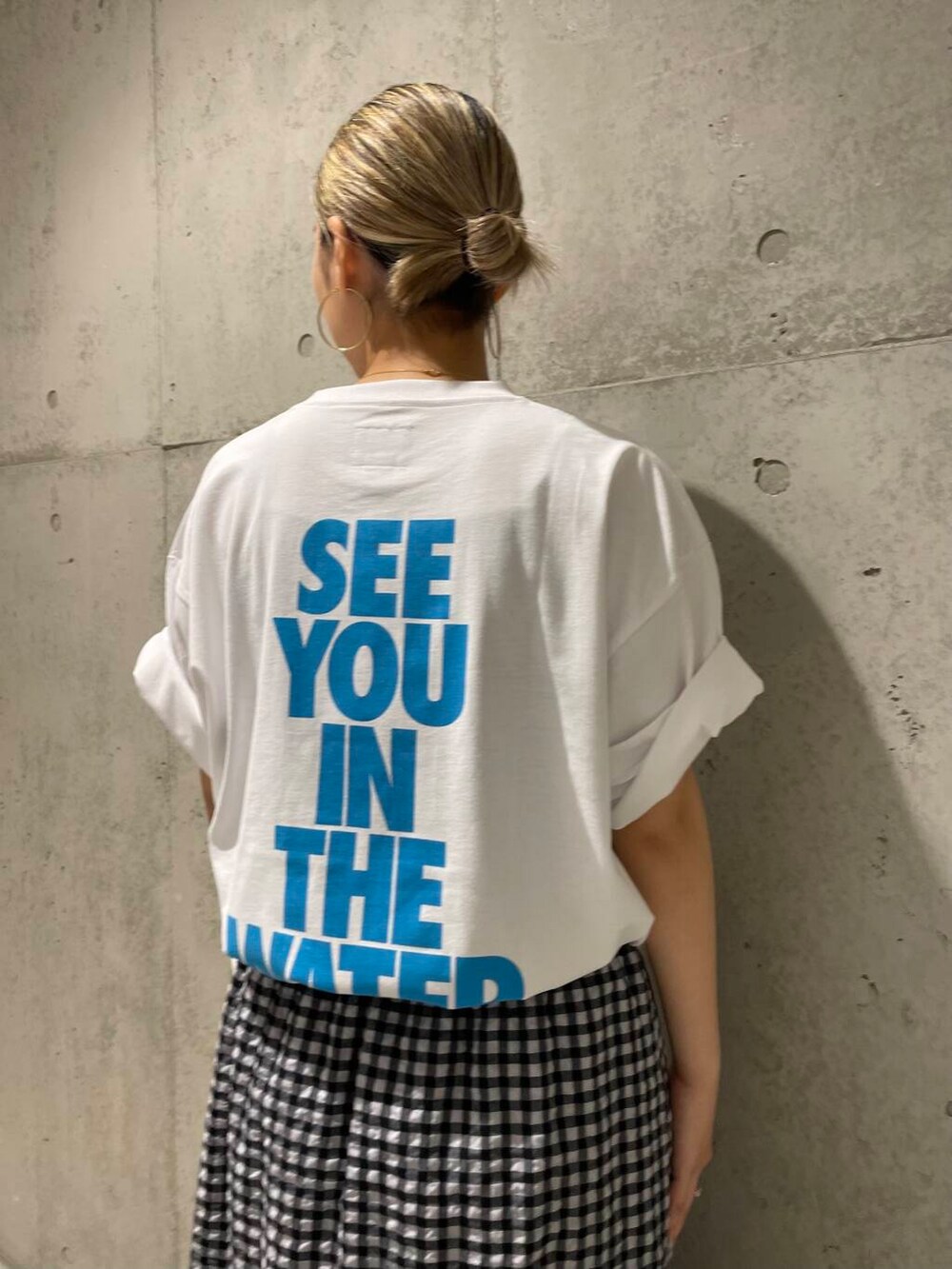 その他のスカートを着用したレディースの夏コーディネートの7枚目の写真