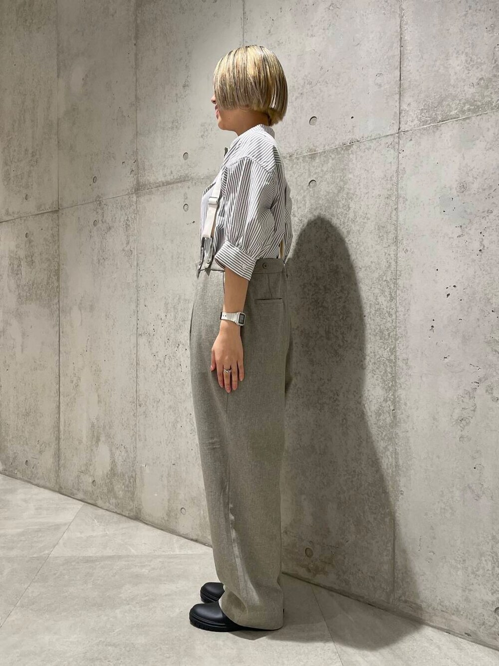 ベージュ系のその他パンツ、ベージュ系のシャツ/ブラウス、ブラック系のレインシューズを着用したレディースの夏コーディネートの2枚目の写真