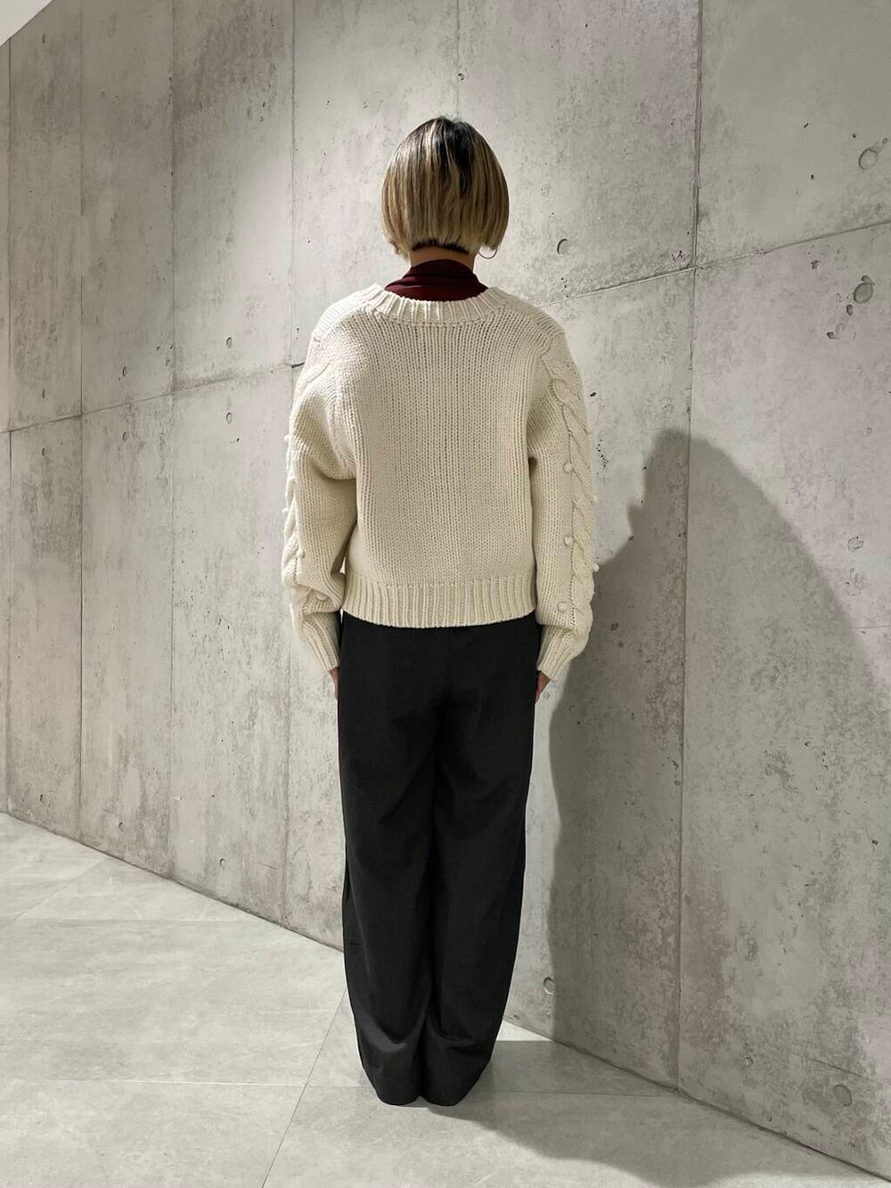 ブラック系のサロペット/オーバーオール、グレー系のサロペット/オーバーオール、ホワイト系のカーディガン/ボレロを着用したレディースの秋コーディネートの4枚目の写真