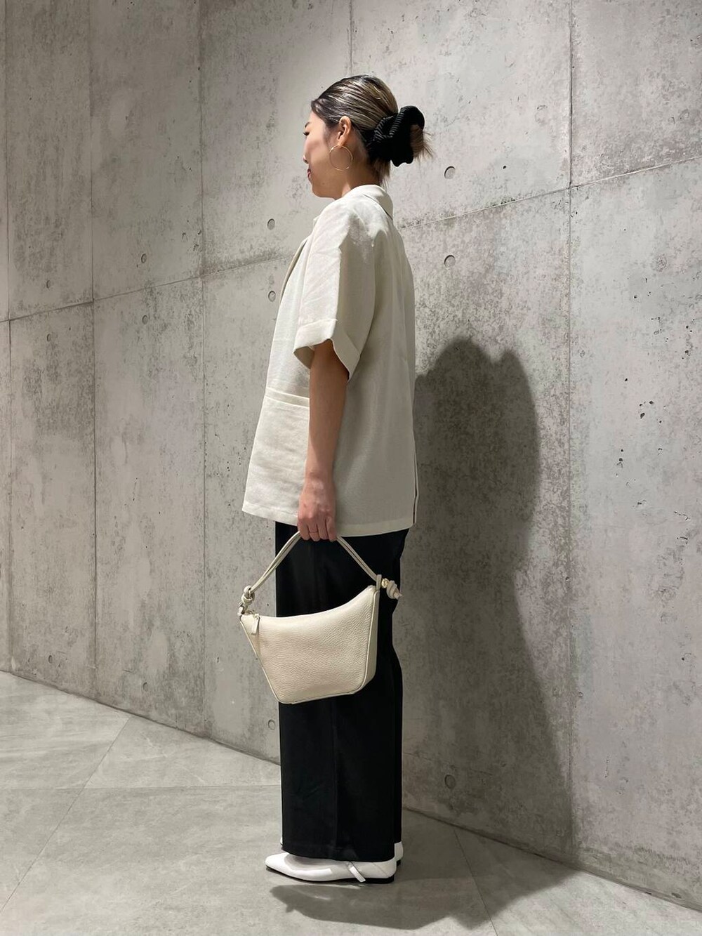 ホワイト系のショルダーバッグ、ホワイト系のその他シューズ、ホワイト系のタンクトップを着用したレディースの夏コーディネートの2枚目の写真