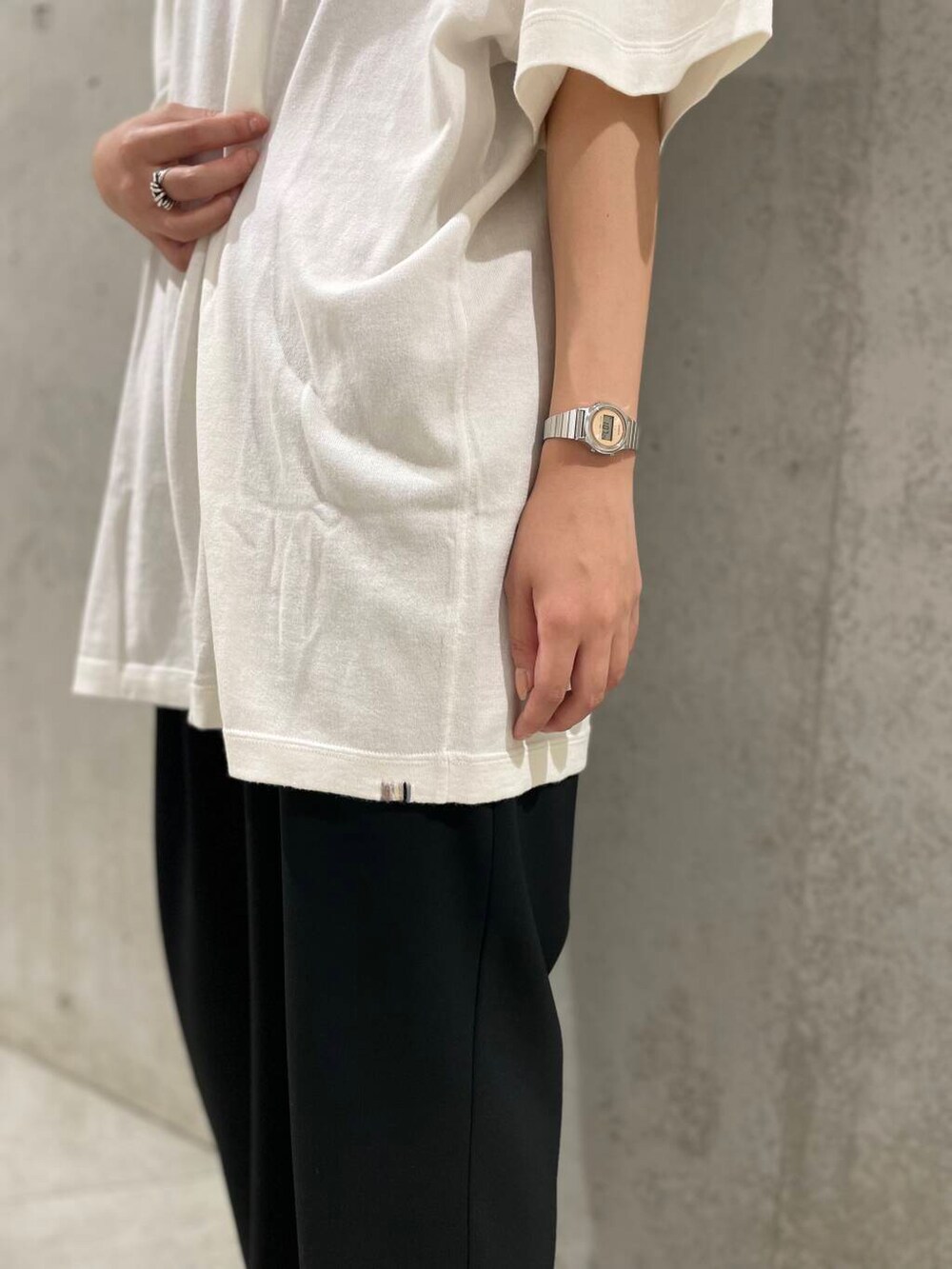 ブラック系のその他パンツ、パープル系のキャミソール、ホワイト系のTシャツ/カットソーを着用したレディースの夏コーディネートの4枚目の写真