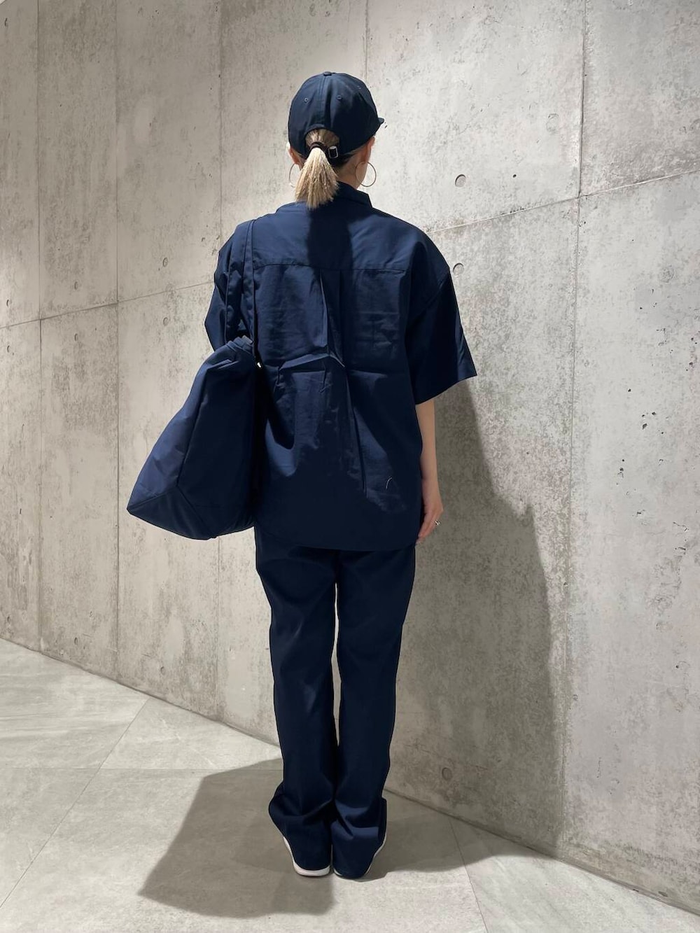 ブルー系のトートバッグ、ブルー系のシャツ/ブラウス、ブルー系のその他パンツを着用したレディースの春コーディネートの3枚目の写真