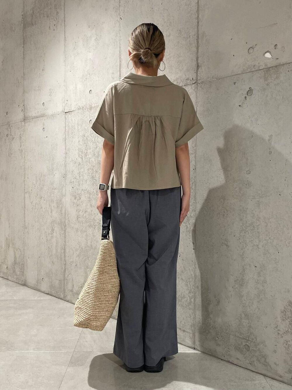 ベージュ系のショルダーバッグ、グレー系のその他パンツ、ベージュ系のシャツ/ブラウスを着用したレディースの夏コーディネートの4枚目の写真