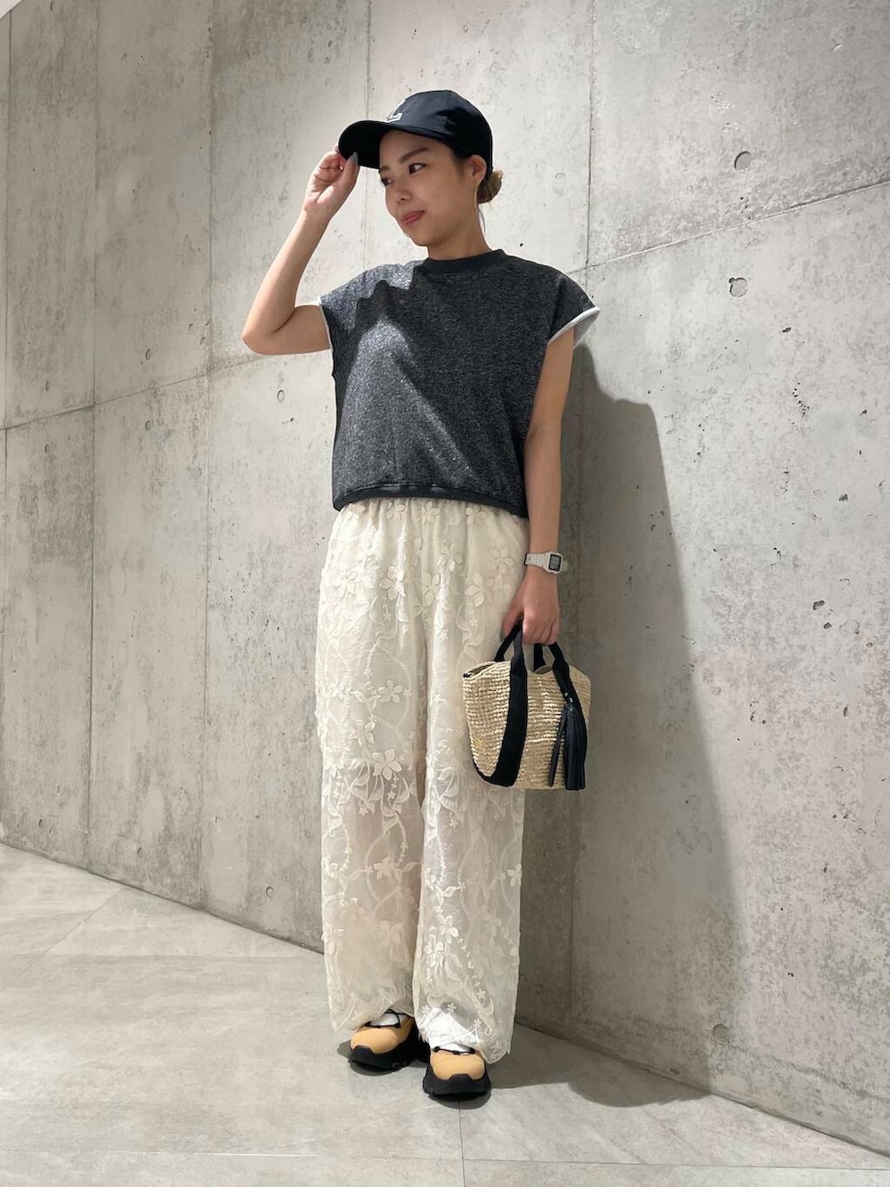 ブラック系のかごバッグ、ブラック系のTシャツ/カットソー、ホワイト系のその他パンツを着用したレディースの夏コーディネートの2枚目の写真