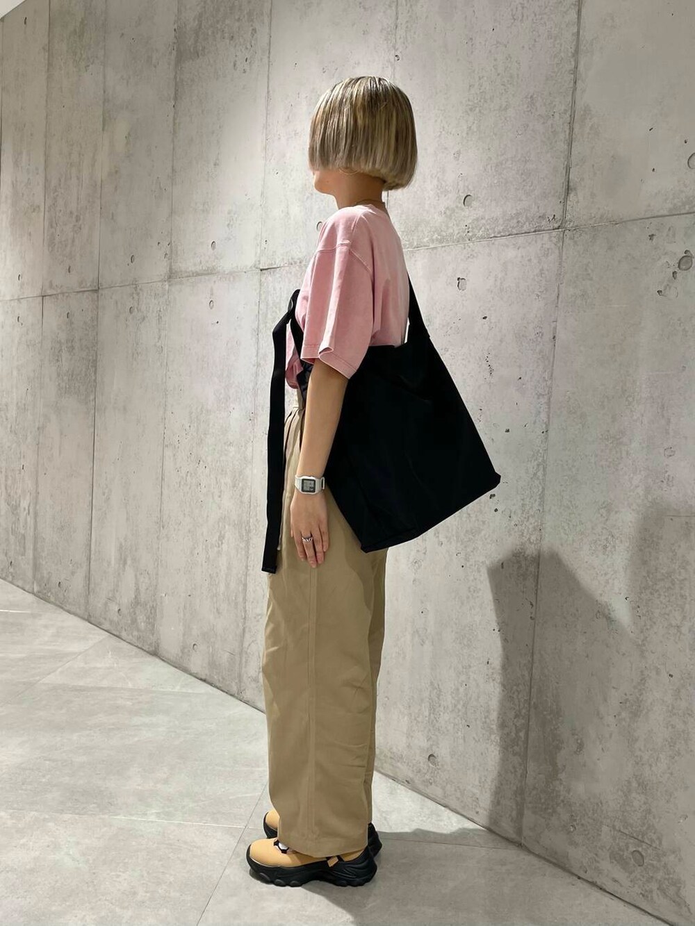 ピンク系のTシャツ/カットソー、ベージュ系のその他パンツを着用したレディースの夏コーディネートの2枚目の写真