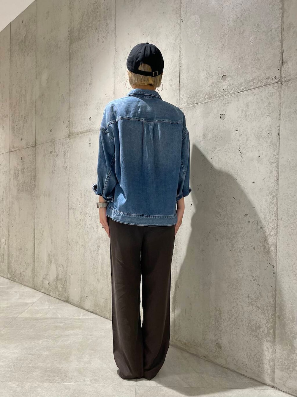 ブラウン系のその他パンツ、レッド系のTシャツ/カットソー、ブルー系のデニムジャケットを着用したレディースの夏コーディネートの3枚目の写真