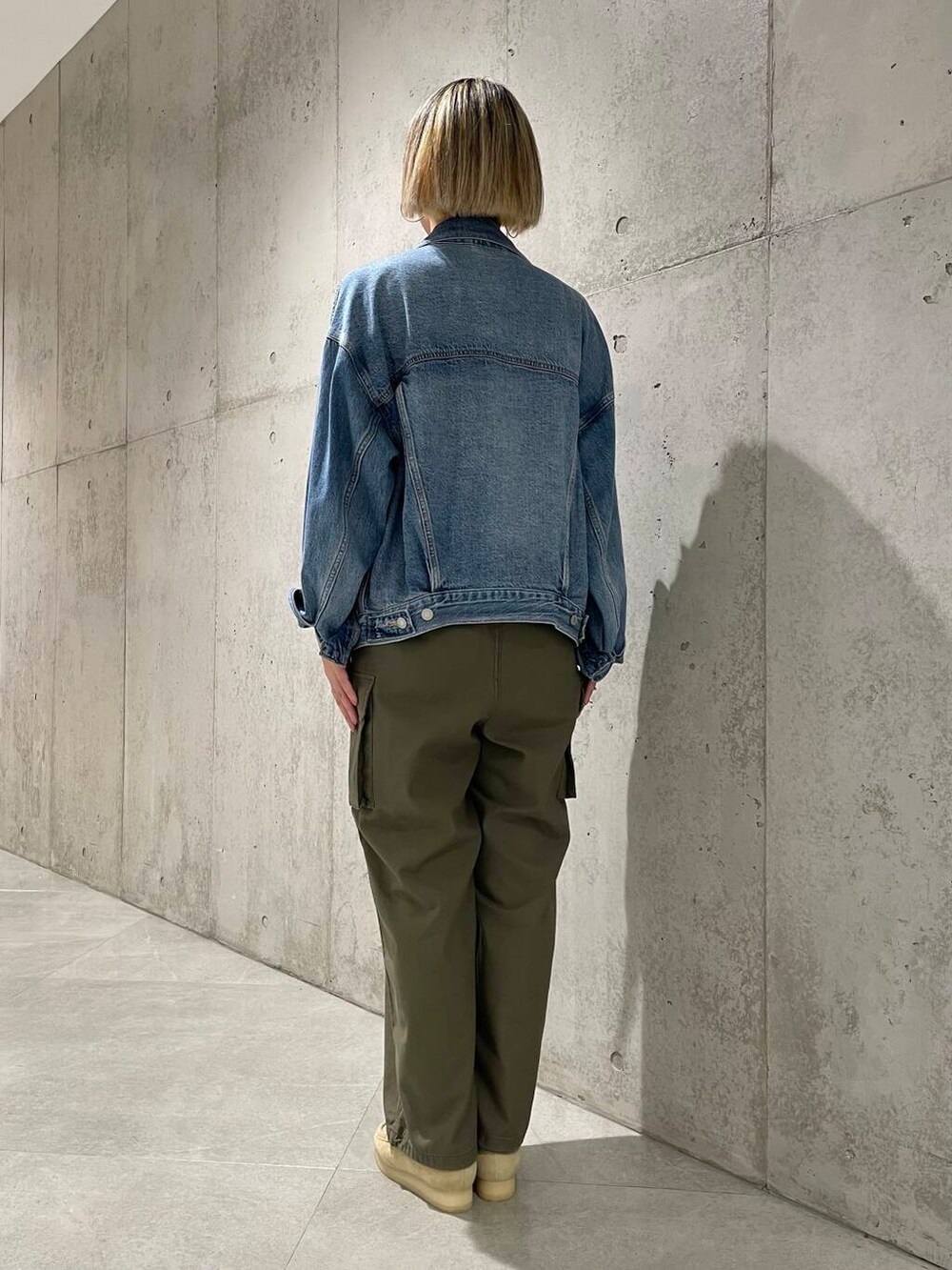 ベージュ系のローファー、グリーン系のカーゴパンツ、ブルー系のデニムジャケットを着用したレディースの夏コーディネートの3枚目の写真