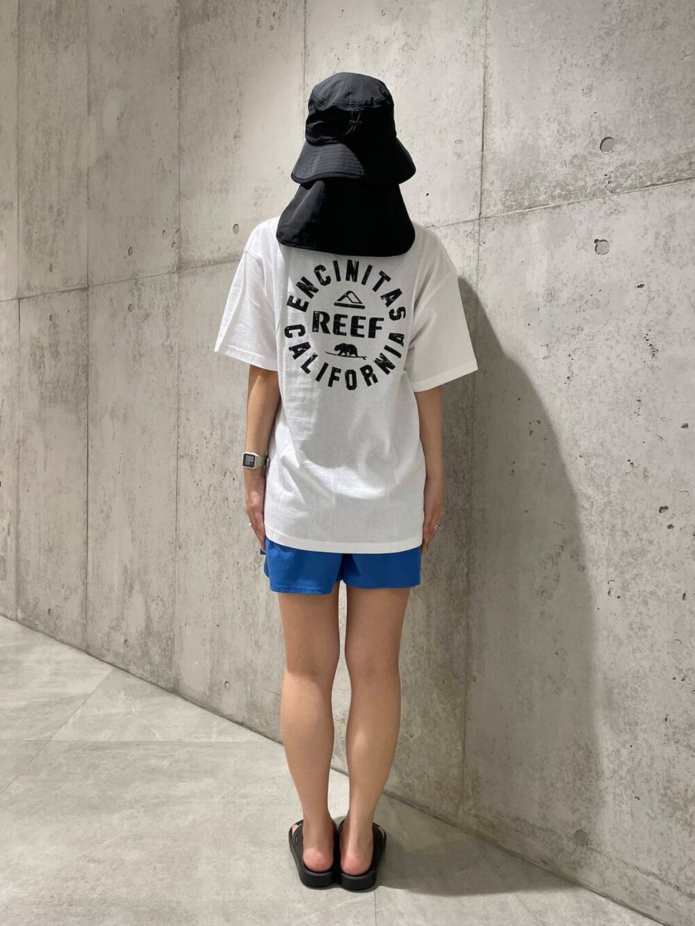 ブラック系のサンダル、ホワイト系のTシャツ/カットソー、ブルー系のその他パンツを着用したレディースの夏コーディネートの4枚目の写真