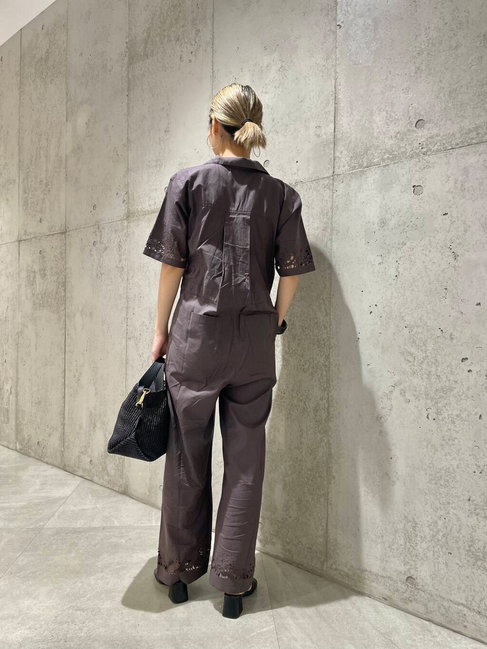 ブラウン系のサロペット/オーバーオールを着用したレディースの春コーディネートの5枚目の写真