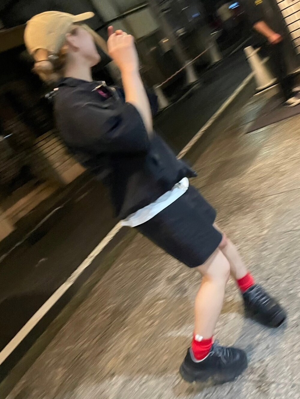 ブラック系のスニーカー、ブラック系のパンツ、ブラック系のトップスを着用したレディースの夏コーディネートの2枚目の写真