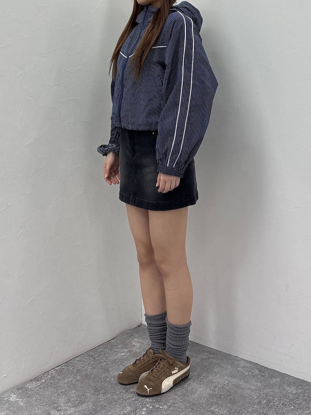 ブルー系のブルゾン、ブラック系のデニムスカートを着用したレディースの春コーディネートの8枚目の写真