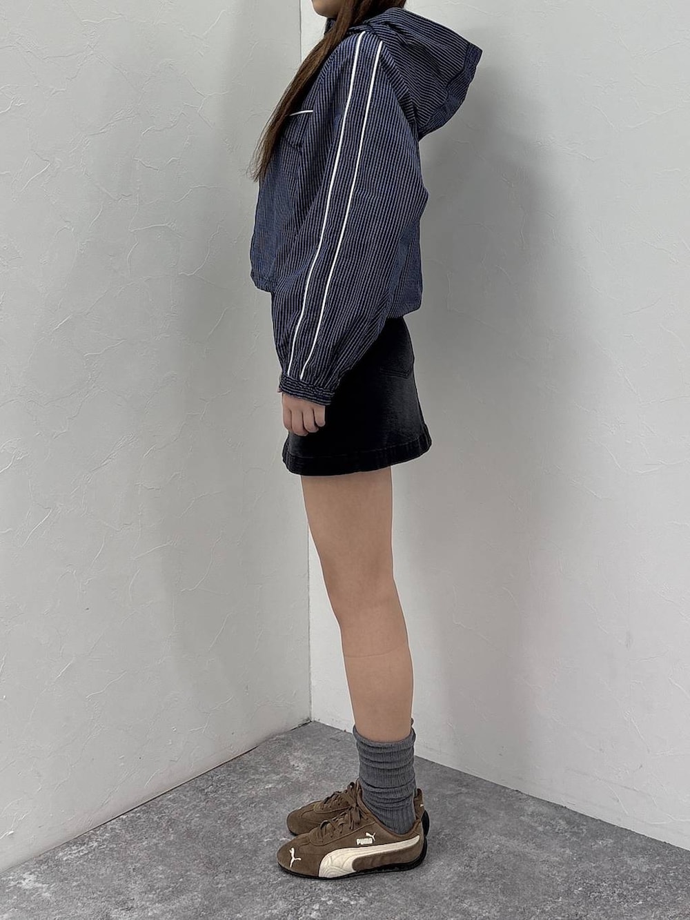 ブルー系のブルゾン、ブラック系のデニムスカートを着用したレディースの春コーディネートの9枚目の写真