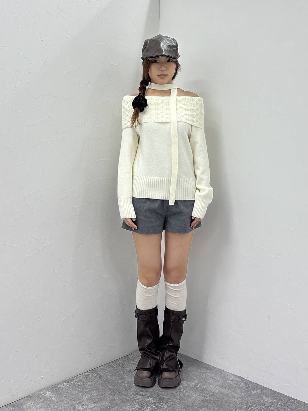 ブラウン系のブーツ、グレー系のその他パンツ、ベージュ系のニット/セーターを着用したレディースの秋コーディネートの2枚目の写真