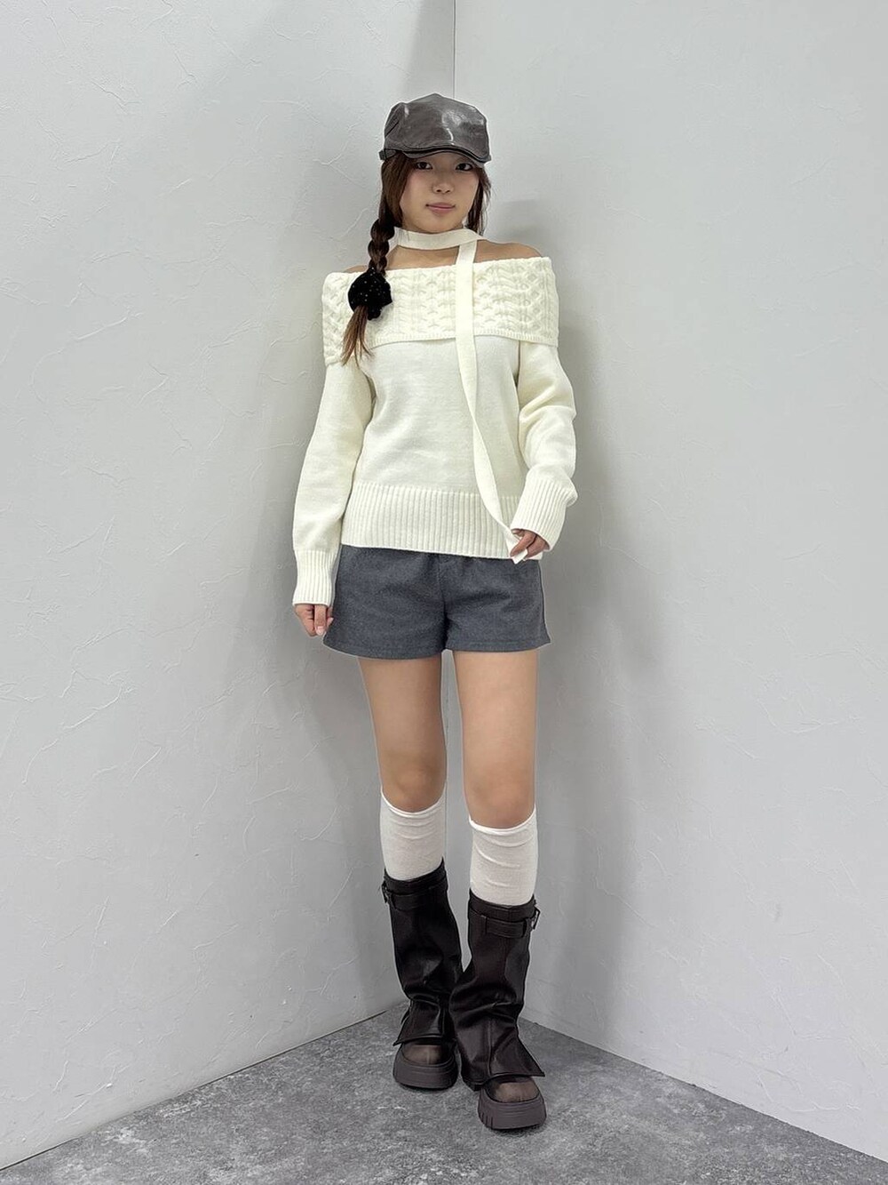 ブラウン系のブーツ、グレー系のその他パンツ、ベージュ系のニット/セーターを着用したレディースの秋コーディネートの3枚目の写真
