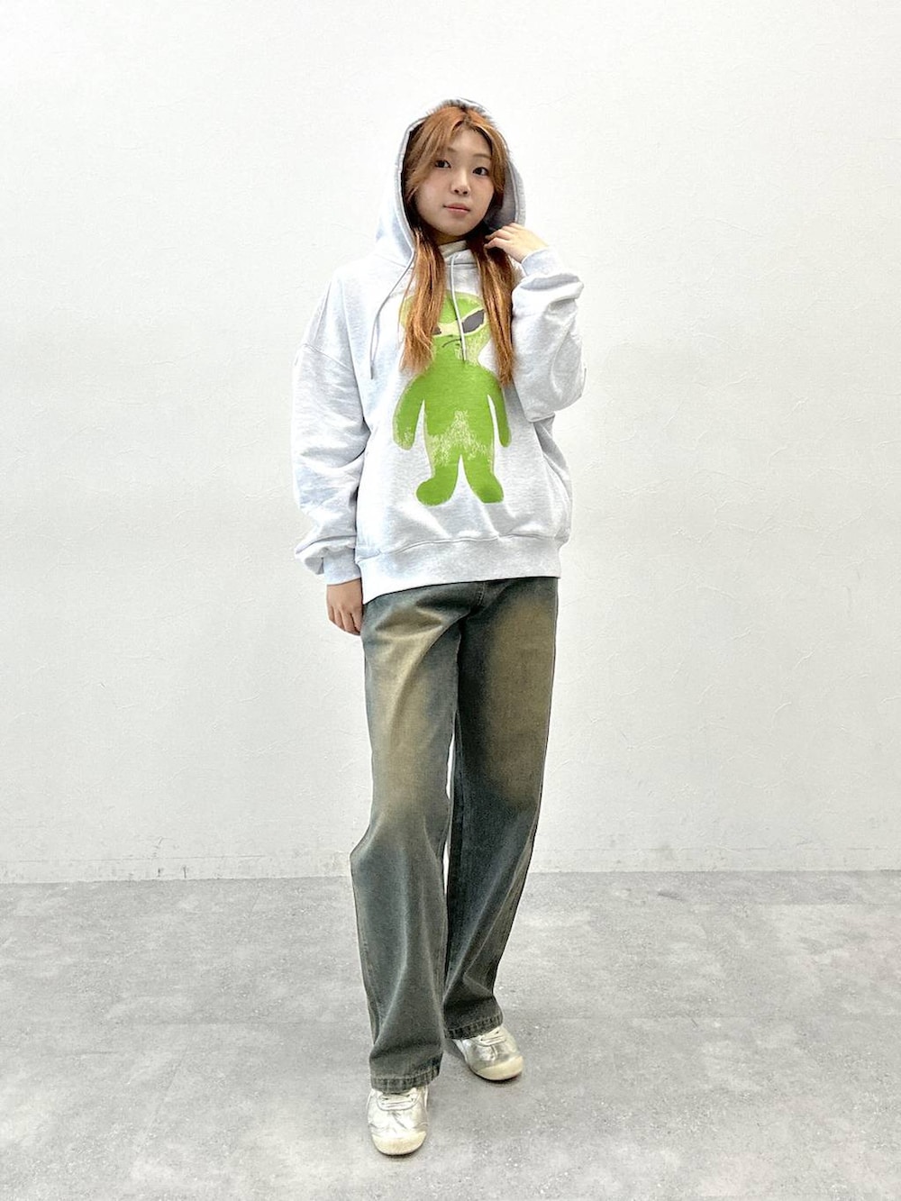 「韓国系、韓国ファッション」｜「HOODHOODの【UNISEX】HOODHOOD／Alien Hood（ウラケ）（パーカー、グレー系）」を使った、yumenoさん（レディース・168cm）の秋コーディネートの2枚目の写真