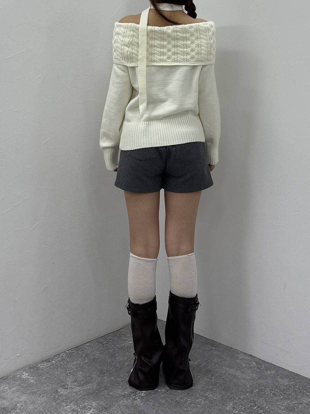 ブラウン系のブーツ、グレー系のその他パンツ、ベージュ系のニット/セーターを着用したレディースの秋コーディネートの6枚目の写真