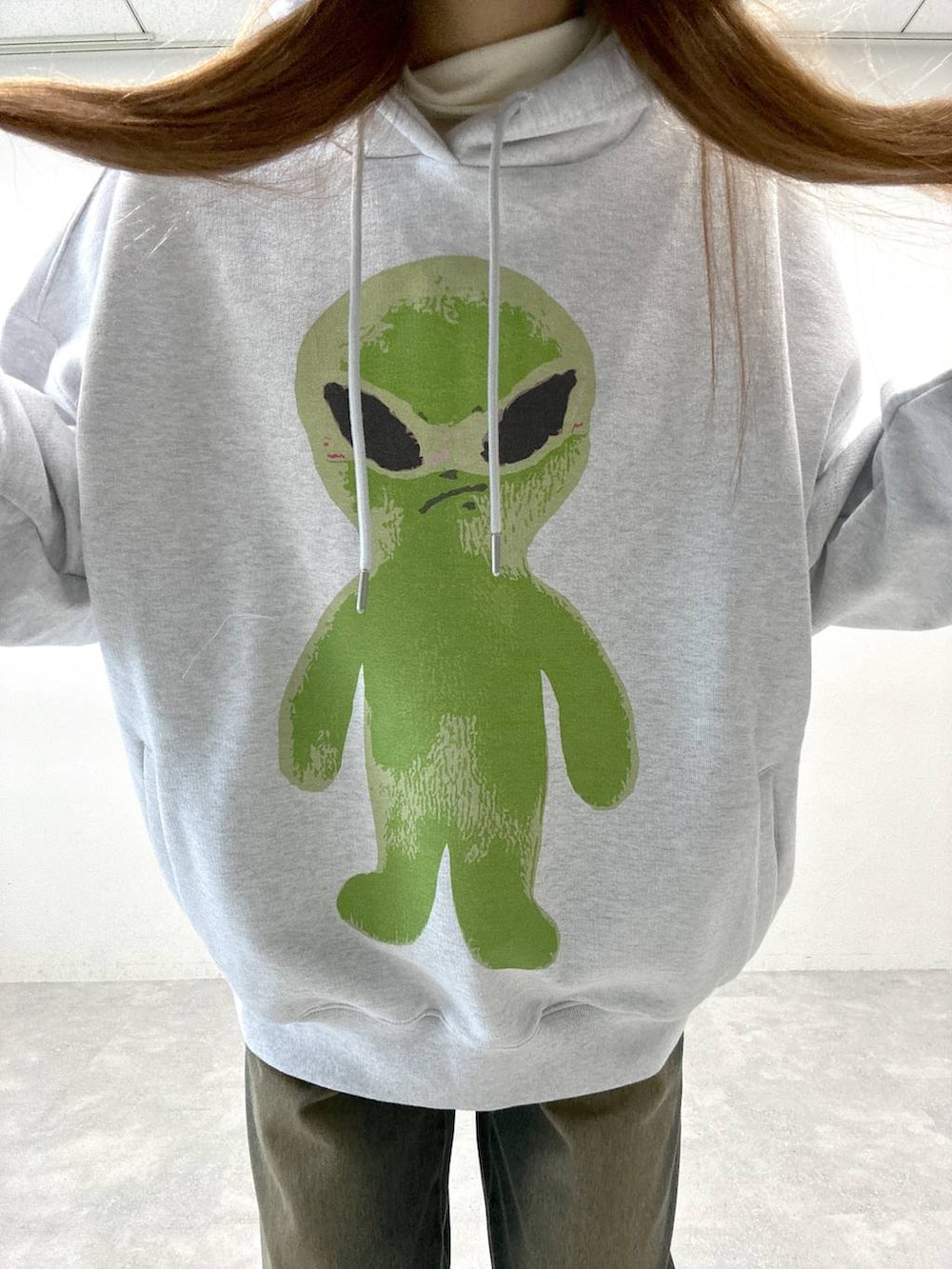 「韓国系、韓国ファッション」｜「HOODHOODの【UNISEX】HOODHOOD／Alien Hood（ウラケ）（パーカー、グレー系）」を使った、yumenoさん（レディース・168cm）の秋コーディネートの6枚目の写真