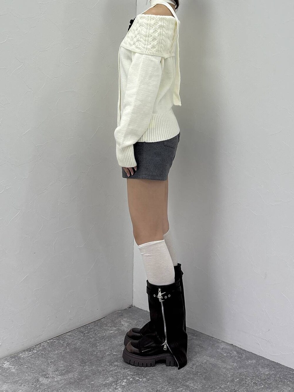ブラウン系のブーツ、グレー系のその他パンツ、ベージュ系のニット/セーターを着用したレディースの秋コーディネートの5枚目の写真