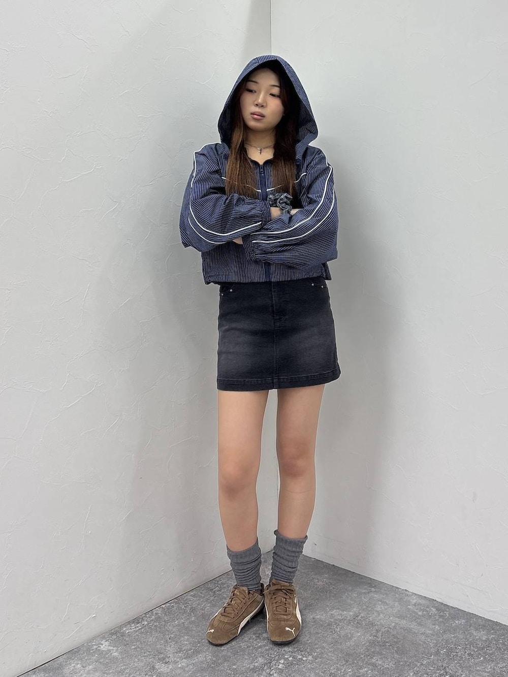 ブルー系のブルゾン、ブラック系のデニムスカートを着用したレディースの春コーディネートの6枚目の写真