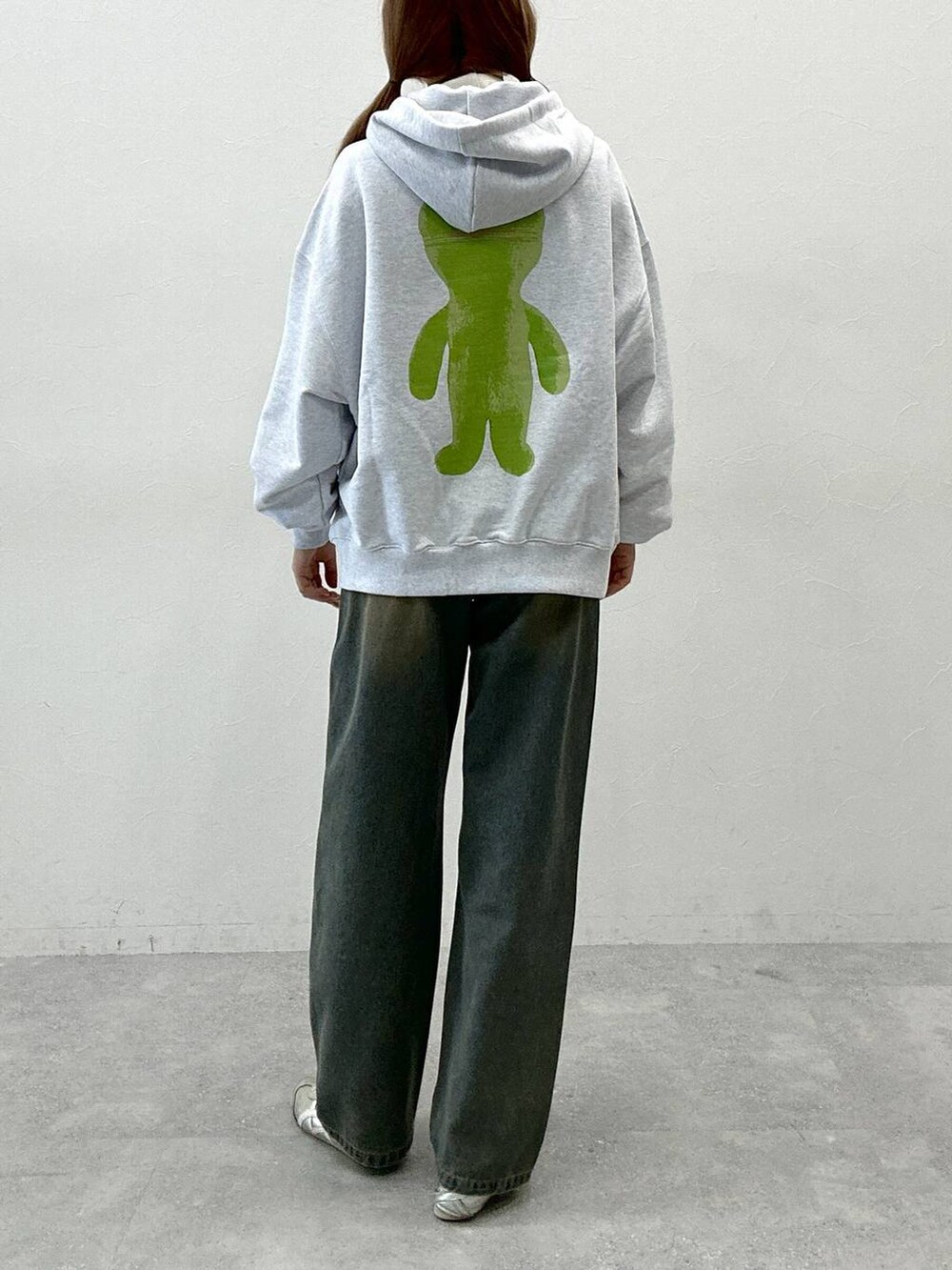 「韓国系、韓国ファッション」｜「HOODHOODの【UNISEX】HOODHOOD／Alien Hood（ウラケ）（パーカー、グレー系）」を使った、yumenoさん（レディース・168cm）の秋コーディネートの5枚目の写真