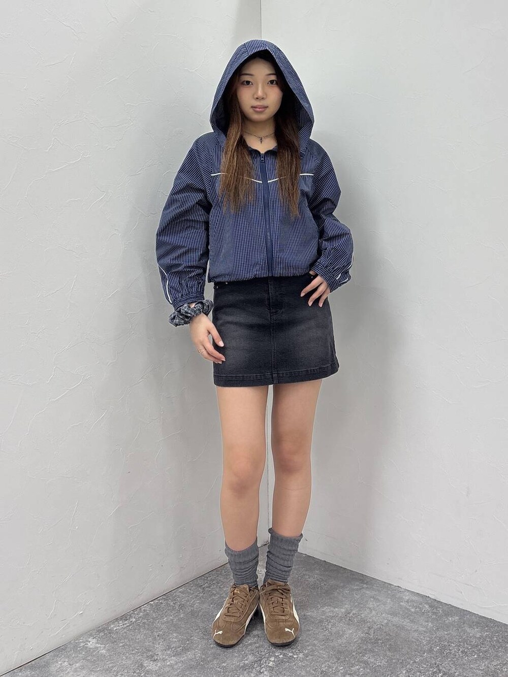 ブルー系のブルゾン、ブラック系のデニムスカートを着用したレディースの春コーディネートの5枚目の写真