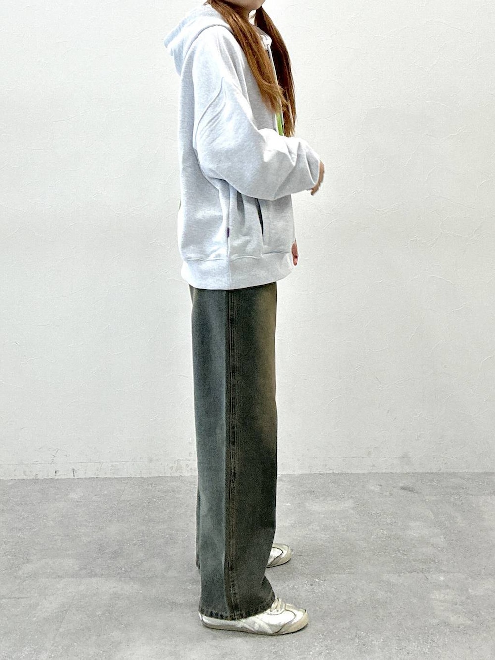 「韓国系、韓国ファッション」｜「HOODHOODの【UNISEX】HOODHOOD／Alien Hood（ウラケ）（パーカー、グレー系）」を使った、yumenoさん（レディース・168cm）の秋コーディネートの4枚目の写真
