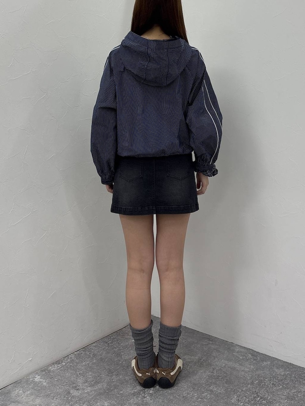 ブルー系のブルゾン、ブラック系のデニムスカートを着用したレディースの春コーディネートの10枚目の写真