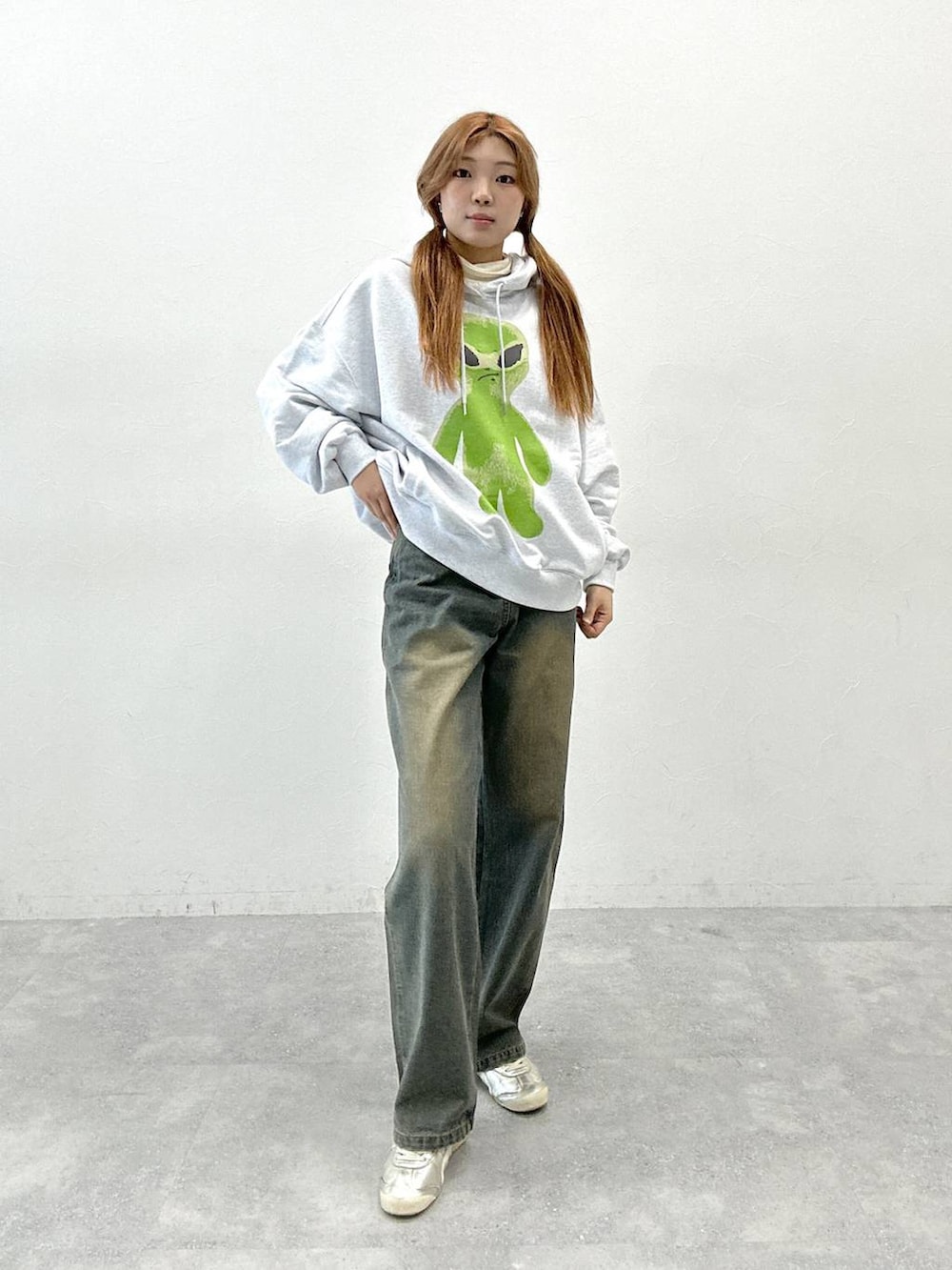 「韓国系、韓国ファッション」｜「HOODHOODの【UNISEX】HOODHOOD／Alien Hood（ウラケ）（パーカー、グレー系）」を使った、yumenoさん（レディース・168cm）の秋コーディネートの3枚目の写真
